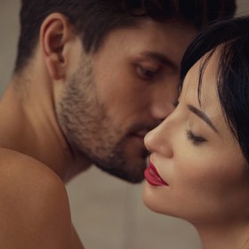 3. Vždy svou ženu podporuje. A to navzdory tomu, že chybuje. Milující manžel nesoudí ani nevyčítá, ale snaží se své spřízněné duši porozumět a podpořit ji při nezdarech i úzkostech.