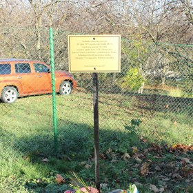 Pomník leteckého neštěstí v Suchdole byl odhalen při 40. výročí tragédie v roce 2015.