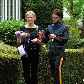 Jared Leto a Cameron Diaz spolu chodili čtyři roky a svůj poměr tutlali, co se dalo. Přesto se je fotografům podařilo nejednou načapat. Jared drží pod pokličkou i svůj současný vztah, podle bulváru chodí od roku 2014 s ruskou modelkou Valery Kaufman. Cameron má s manželem, muzikantem Benjim Maddenem, téměř tříletou dceru.