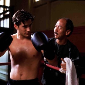 Vedle sitcomu Krok za krokem stíhal Sasha Mitchell také filmovou kariéru. Záběr pochází ze snímku Kickboxer 2 - Cesta zpátky (1991).