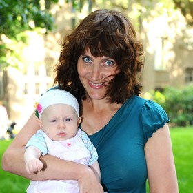 Ester Janečková s dcerou Sárou na archivním snímku z roku 2011. Dnes je z ní jedenáctiletá slečna, která studuje na gymnáziu a částečně se stravuje košer.