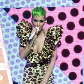 V krátké délce zkusila i neonový odstín zelené. 