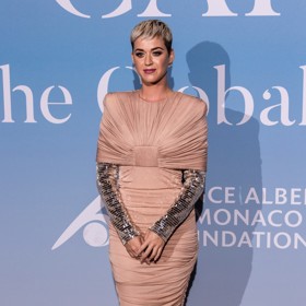 Katy se však nebojí ani velmi krátkých střihů. 