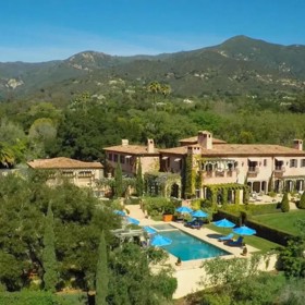 Proto svůj domov v kalifornském Montecitu nechávají ostře střežit. Na příjezdové cestě najdete hned několik bran, kde ochranka každého návštěvníka důkladně prověří.