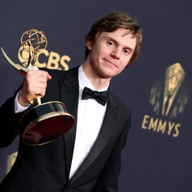 Evan Peters je v civilu sympaťák, který i po třicítce působí jako nesmělý kluk. V ruce drží prestižní cenu Emmy za minisérii Mare z Easttownu. Další by mu měla přinést role Jeffreyho Dahmera.