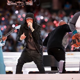 Za nejslavnějšího rappera všech dob bývá onačován Eminem, který oslavil před pár týdny padesáté narozeniny. Amerických rapperů je mnohonásobně víc než těch našich, ale o tom někdy příště.  