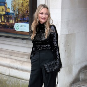 Kate Moss dokáže vypadat zajímavě i v outfitu, který je černý od hlavy až k patě. Na zajímavosti mu přidávají strukturované kusy - flitry topu a kožený lesk kabelky.