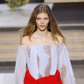 Protiklady materiálů na přehlídce Louis Vuitton AW 22.