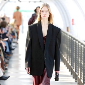 Maxidélka a mužský vs. ženský princip na přehlídce Stella McCartney AW 22.