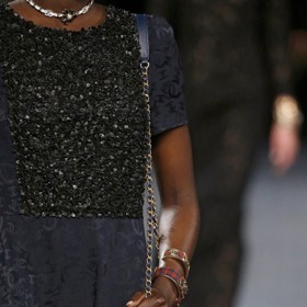 Když investice do kabelky, tak Chanel vítězí. Model z přehlídky AW 22.