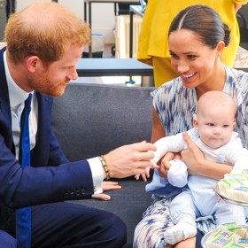 Vlastního bodyguarda mají i jejich děti - tříletý Archie (na archivním snímku) a roční Lilibet.
