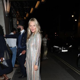 Nebojíte se mixování stylů? Zkuste kombinovat šaty s flitry a boty z hadí kůže tak noblesně, jako Kate Moss.