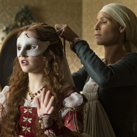 Slavný příběh je vyprávěn z pohledu Juliiny sestřenice Rosaliny, která je zároveň bývalou Romeovou láskou. 