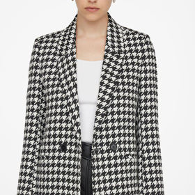 Černobílé lehce oversize sako od Anine Bing je trefou nejen do černého, ale i bílého. 12 200 Kč