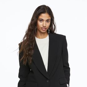 Pokud je vám bližší vyrazit v obleku než v šatech, i to je možné. Černé sako, H&M, 999 Kč