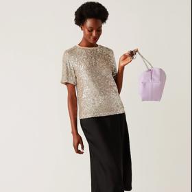 Elegantní černá sukně ze splývavého saténu vytváří lichotivou siluetu. Marks&Spencer, 1299 Kč