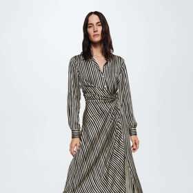 Vertikální a šikmé proužky pomáhají opticky zeštíhlit a prodloužit postavu. Šaty Mango, 1599 Kč