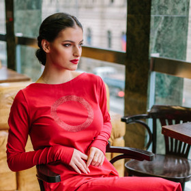 Potisky na oblečení musí být stejně kvalitní, jako šití a výběr látky. Modely značky Mikela da Luka mají originální potisky vyvedené ručně. Červené midi šaty, 2890 Kč