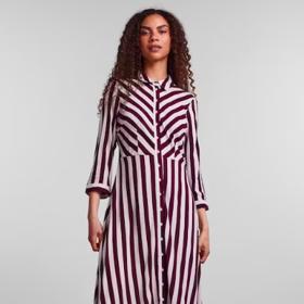Kombinace vertikálních a šikmých pruhů rafinovaně vedených na maxi šatech svedou s postavou zázraky. Skoro každá z nás v nich může vypadat jako modelka. Šaty YAS, 1129 Kč