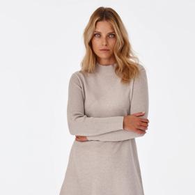 Šaty z viskózy jsou nesmírně příjemné na těle, rafinovaný jemný vzor zeštíhlí křivky a podíl polyesteru zaručí jejich pěkný tvar. Tatuum, 1549 Kč