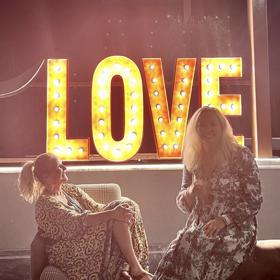 Vendula Pizingerová se po čase opět vypravila za zážitky, tentokrát s kamarádkou Hankou do Turecka. Ve své rubruci Máma na přechodu píše, že holčičí "smací" dovolená je důležitá pro psychiku.