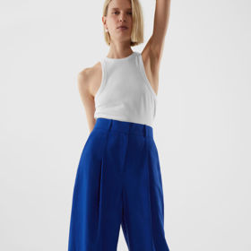 Kobaltově modré kalhoty do pasu jsou elegantní, krásné i pohodlné. COS, 53 eur