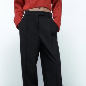 Černé široké kalhoty jsou příkladem klasického stylu, nikdy nezestárnou. Zara, 749 Kč