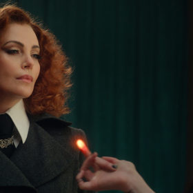 Charlize Theron si ve Škole dobra a zla zahrála lady Lesso, která vede "zlou" sekci.