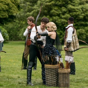 Jednoho dne se nedobrovolně ocitnou ve zvláštní škole, která z nadaných dětí vychovává hrdiny, nebo zlouny.