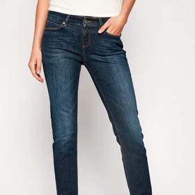 Slim fit džíny jsou komfortnější a volnější obdobou skinny džínů. Tommy Hilfiger, 2806 Kč