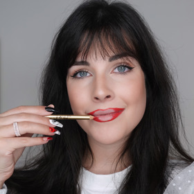 Nejen pokud saháte po výrazné rtěnce, jako např. nadčasové rudé, použijte konturku. Díky předkreslení se vám bude lépe líčit, navíc si můžete lehce zvětšit rty a rtěnka se nad ně nebude rozpíjet.
Nejprve naličte horní ret, abyste k němu mohli lépe doladit ten spodní, který většinou bývá větší. Maluji lehce nad přirozeným okrajem rtu, abych docílila zvětšovacího efektu.