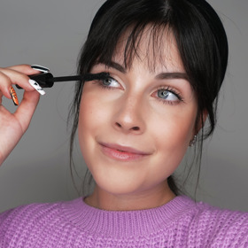 Řasy začínejte líčit těsně u kořínků, aby se všechny dokonale obalily. Po zaschnutí aplikujte druhou vrstvu.