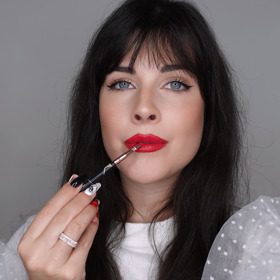 Rtěnku můžete nanášet přímo na rty, ale pokud chcete docílit větší preciznosti, můžete použít štěteček. Je drobnější, takže vám pomůže lépe udržet rtěnku v konturách bez přetažení.