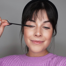 Řasy, které se lehce slepily, oddělte pomocí čistého kartáčku od vypotřebované řasenky.