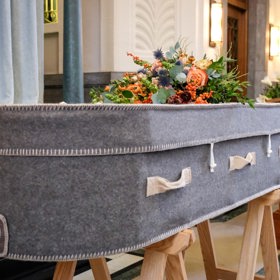 Rosa Isabel Cespede Callaca se v březnu 2022 probudila na vlastním pohřbu. Upozornila na sebe, když začala tlouct do víka rakve. Zemřít měla po bouračce. Je však možné, že byla pouze v kómatu. Jen o několik hodin později si však pro ni dáma s kosou skutečně přišla...