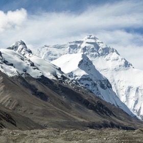 Beck Weathers se na Mout Everest vydal v květnu roku 1996. Nebyl sám, avšak při sestupu z hory se strhla prudká bouře. Náhlý poryv větru ho srazil do sněhové závěje. Všichni si mysleli, že ve skutečnosti spadl z hory. Hledali ho dvakrát, ale bez úspěchu. Když se pak ukázal v jednom táboře se zčernalými omrzlinami na obličeji a rukou, byli všichni v šoku.