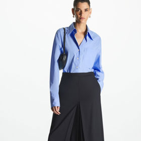 Oblečení si vybírejte kvalitní a nadčasové. To splňuje i tmavomodrá vlněná sukně od značky COS za 99 eur.