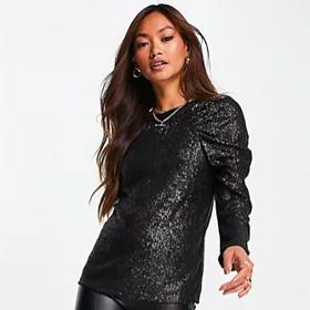 Topem s flitry oživíte každý outfit, i ten celočerný. Whistless, 72 eur