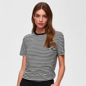 Kvalitní tričko má rovné švy, které se nekroutí. Pruhovaný kousek od Selected Femme, 419 Kč