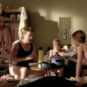 Zahrála si v něm paštikářku Jituš, která na hotelovém pokoji připravuje večeři na propanbutanovém vařiči.