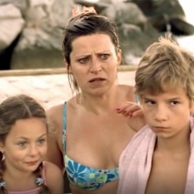 Když Eva Leinweberová zjistila, že má v Účastnících zájezdu hrát macatou maminu, která bude běhat po pláži jen v plavkách, stresem z toho zhubla, takže jí museli vycpat prsa. Jinak má ale na natáčení dobré vzpomínky, se svou filmovou dcerou se nedávno po letech setkala.