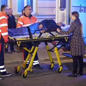 Jenže Kaštan na ulici zkolabuje a musí do nemocnice.