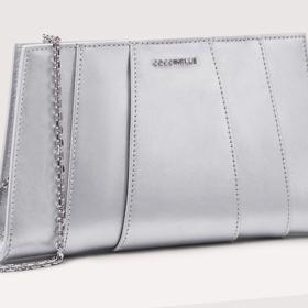 Na večer je decentní psaníčko nutností. Nepraktické, ale tak krásné. Coccinelle, 295 eur