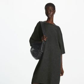 Klasické vlněné midi šaty v grafitovém odstínu od značky COS jsou dechberoucí. 99 eur