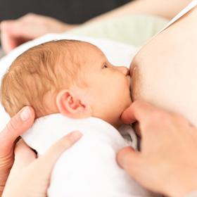 Vendula Pizingerová se tentokrát ve své rubrice Máma na přechodu rozepsala o kojení.