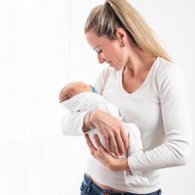 "Je to tak moc hezkej pohled, když máma drží dítě v náručí," píše Vendula Pizingerová. 