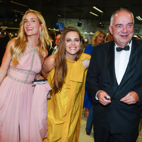 Hana Vagnerová, Petra Nesvačilová a Ondřej Trojan během zahájení letošního karlovarského filmového festivalu.