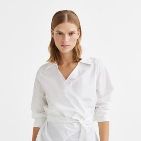 Bílá zavinovací halenka vytváří krásnou siluetu. H&M, 899 Kč