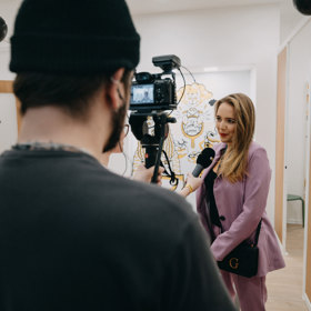 Otevření nové prodejny oblečení využila Lucie jako příležitost vynést do společnost něco nového - a fialová barva jí opravdu sedla!