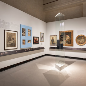 Výstava Mucha, rodinná sbírka byla v pražské Valdštejnské jízdárně prodloužena až do konce letošního roku.